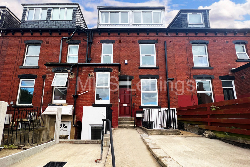 Photo of 6 Bedroom Mid Terraced House in 18 Royal Park Grove, Leeds, LS6 1HQ