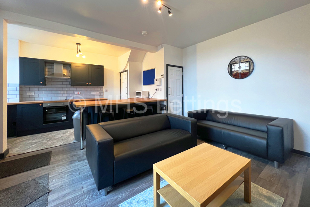 Photo of 6 Bedroom Mid Terraced House in 18 Royal Park Grove, Leeds, LS6 1HQ