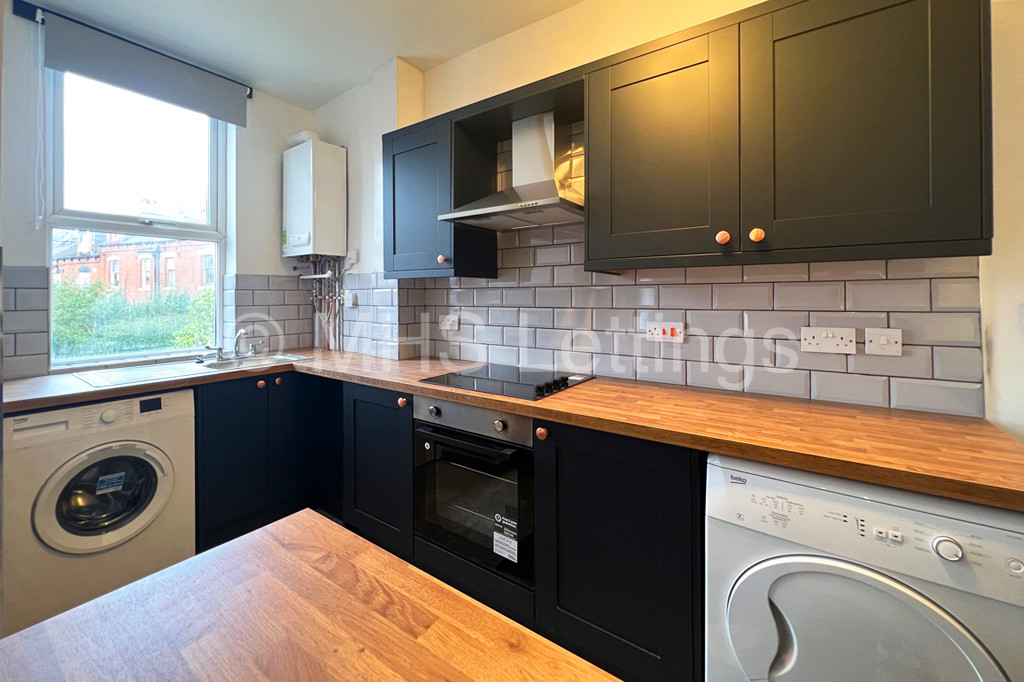 Photo of 6 Bedroom Mid Terraced House in 18 Royal Park Grove, Leeds, LS6 1HQ
