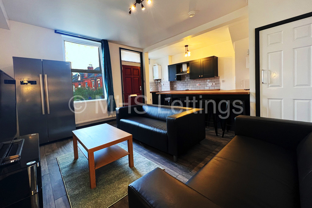 Photo of 6 Bedroom Mid Terraced House in 18 Royal Park Grove, Leeds, LS6 1HQ