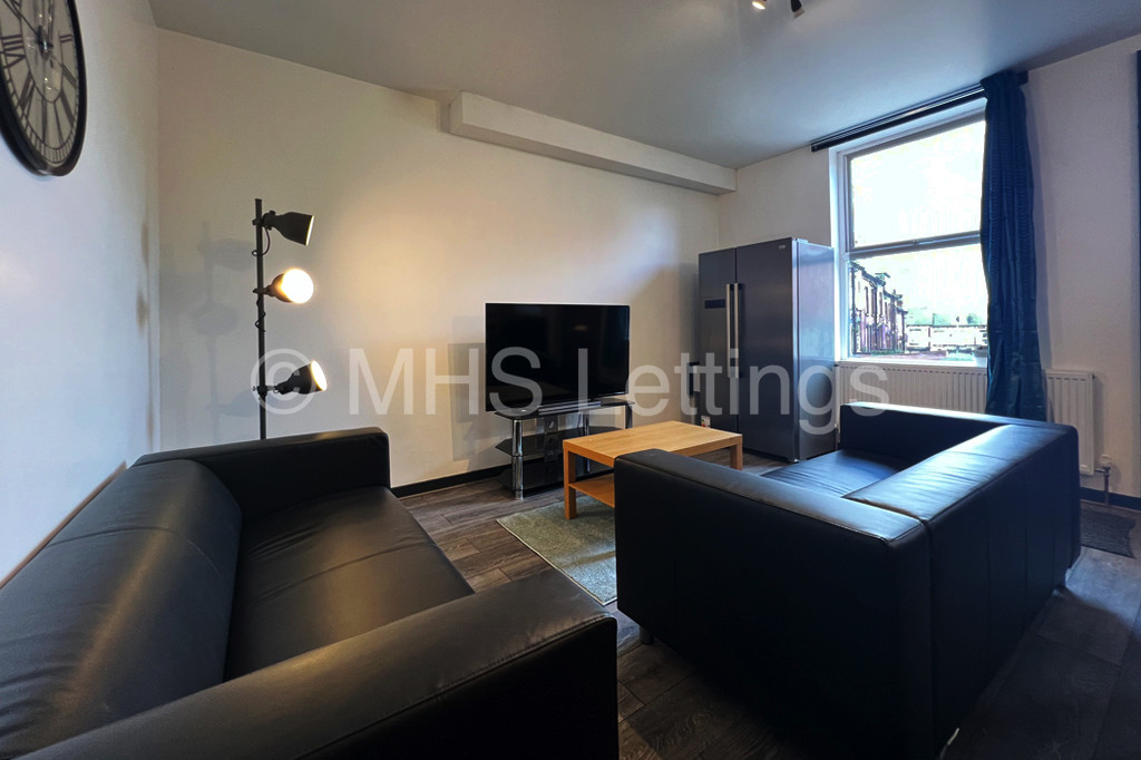 Photo of 6 Bedroom Mid Terraced House in 18 Royal Park Grove, Leeds, LS6 1HQ