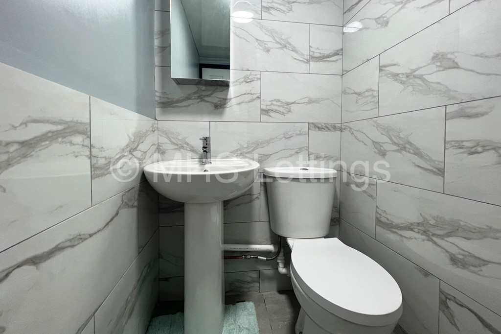 Photo of 6 Bedroom Mid Terraced House in 18 Royal Park Grove, Leeds, LS6 1HQ