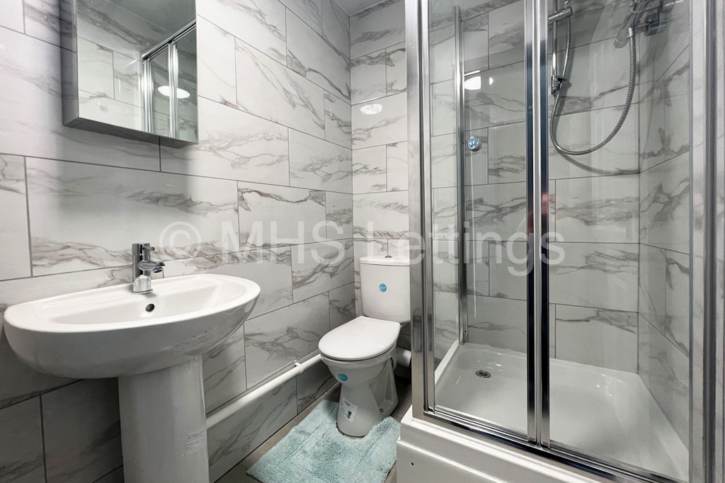 Photo of 6 Bedroom Mid Terraced House in 18 Royal Park Grove, Leeds, LS6 1HQ