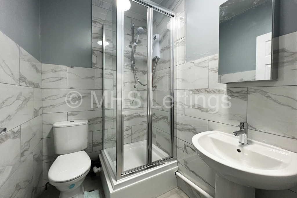 Photo of 6 Bedroom Mid Terraced House in 18 Royal Park Grove, Leeds, LS6 1HQ