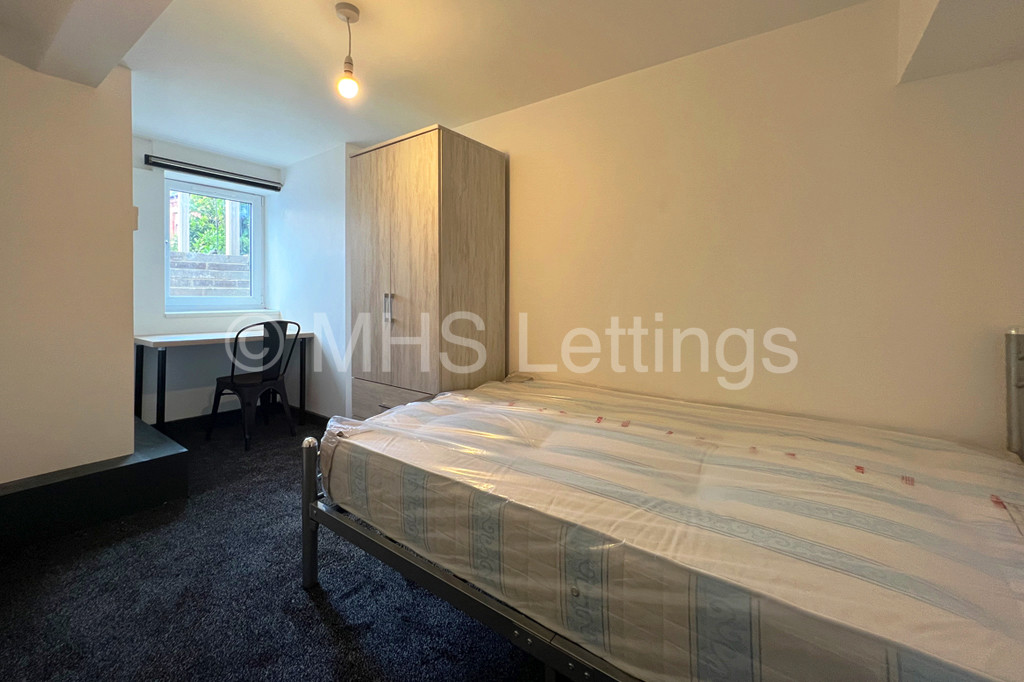 Photo of 6 Bedroom Mid Terraced House in 18 Royal Park Grove, Leeds, LS6 1HQ