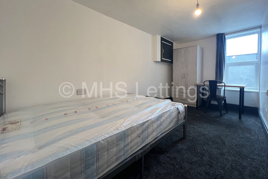 Photo of 6 Bedroom Mid Terraced House in 18 Royal Park Grove, Leeds, LS6 1HQ