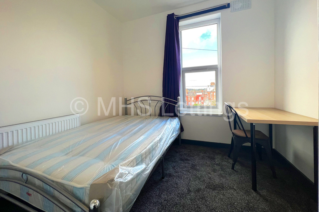 Photo of 6 Bedroom Mid Terraced House in 18 Royal Park Grove, Leeds, LS6 1HQ