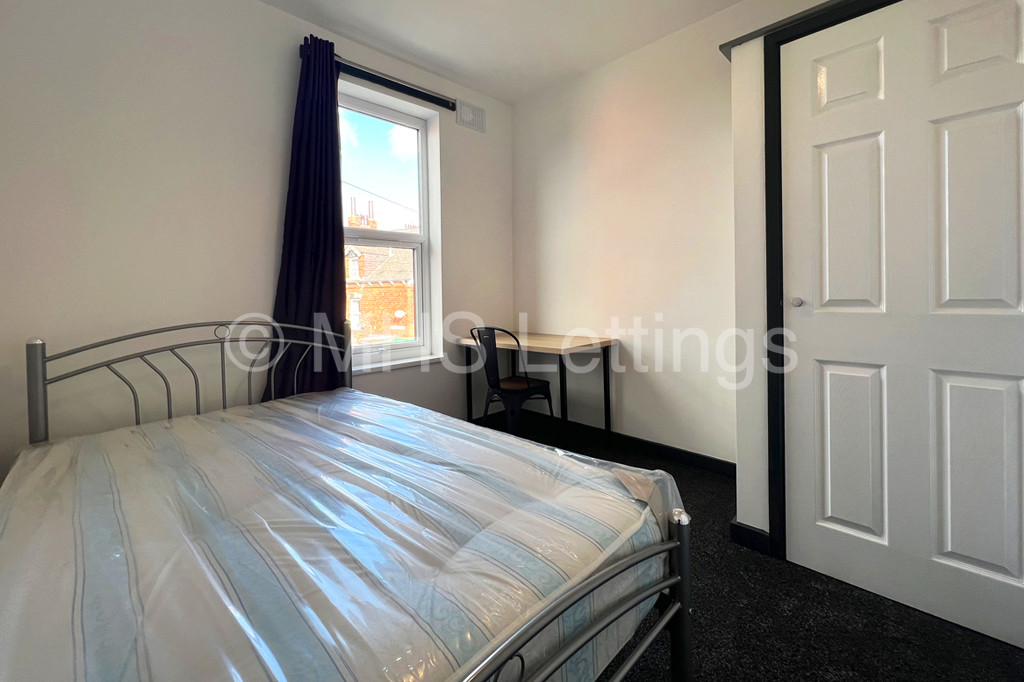 Photo of 6 Bedroom Mid Terraced House in 18 Royal Park Grove, Leeds, LS6 1HQ