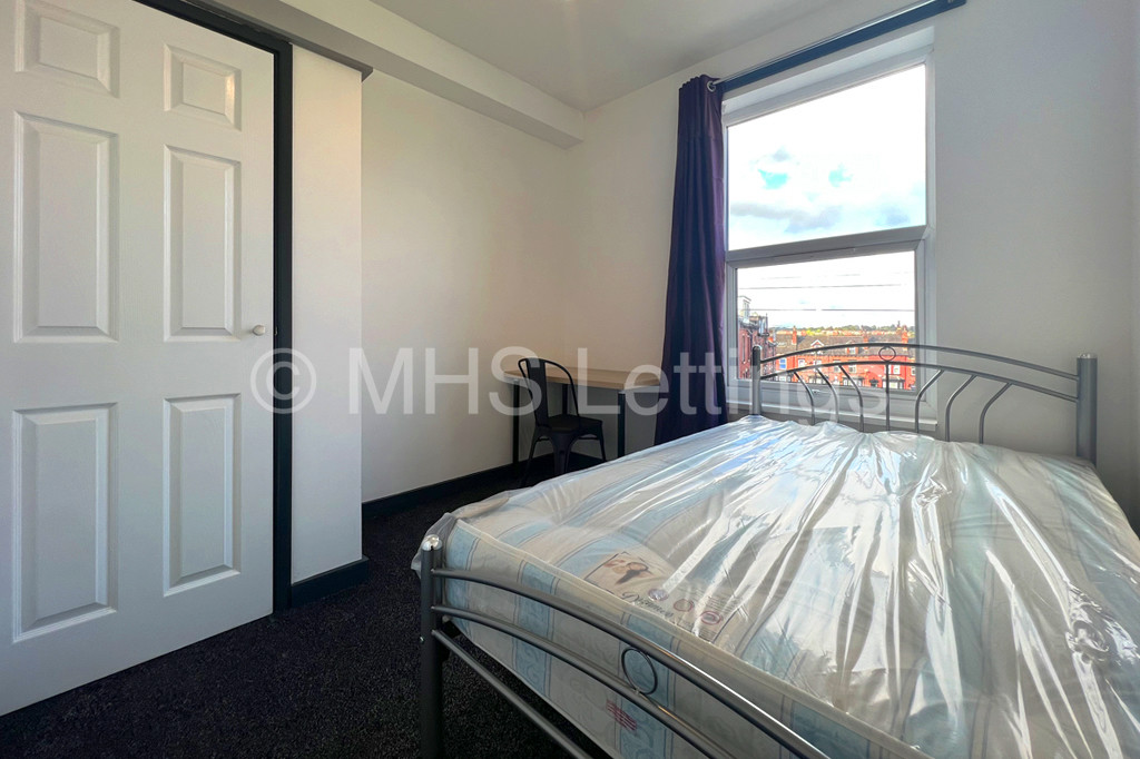 Photo of 6 Bedroom Mid Terraced House in 18 Royal Park Grove, Leeds, LS6 1HQ