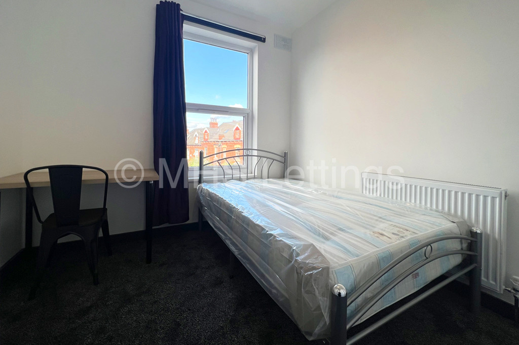 Photo of 6 Bedroom Mid Terraced House in 18 Royal Park Grove, Leeds, LS6 1HQ