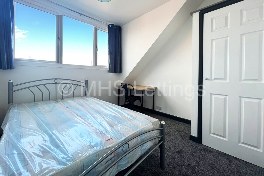 Photo of 6 Bedroom Mid Terraced House in 18 Royal Park Grove, Leeds, LS6 1HQ