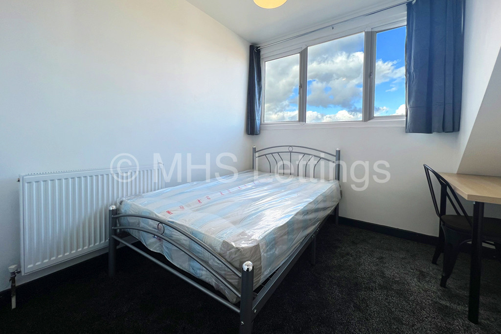 Photo of 6 Bedroom Mid Terraced House in 18 Royal Park Grove, Leeds, LS6 1HQ