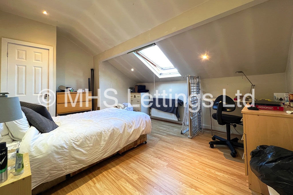 Photo of 5 Bedroom Mid Terraced House in 15 Ashville Avenue, Leeds, LS6 1LX