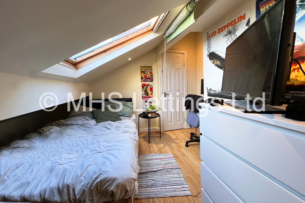 Photo of 5 Bedroom Mid Terraced House in 15 Ashville Avenue, Leeds, LS6 1LX