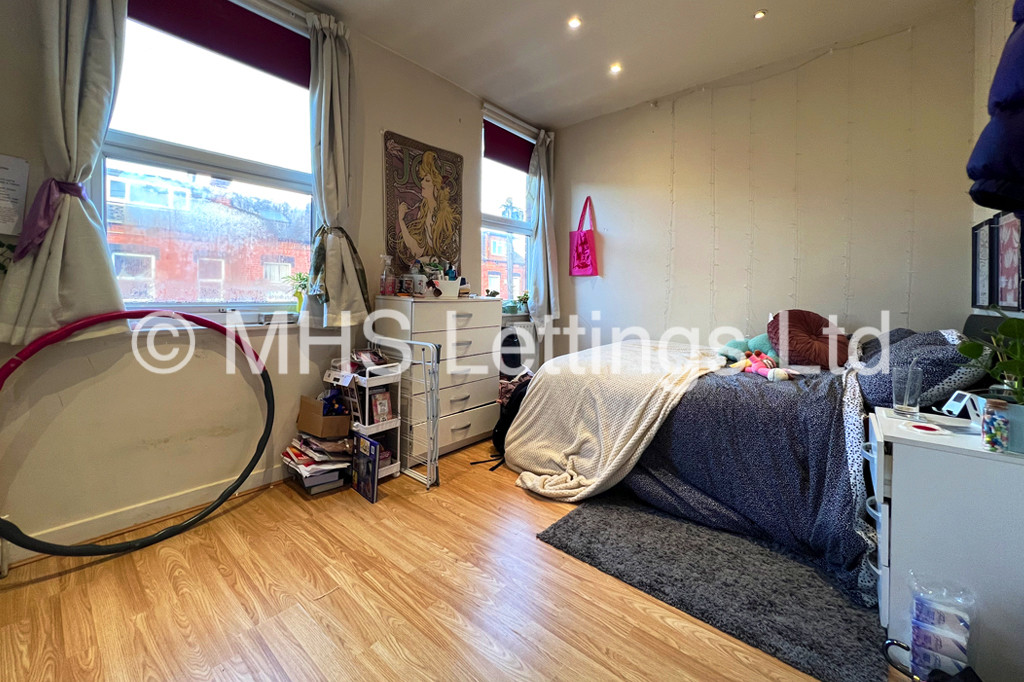 Photo of 5 Bedroom Mid Terraced House in 15 Ashville Avenue, Leeds, LS6 1LX