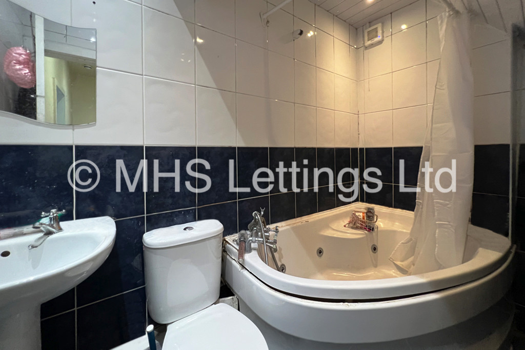 Photo of 5 Bedroom Mid Terraced House in 15 Ashville Avenue, Leeds, LS6 1LX