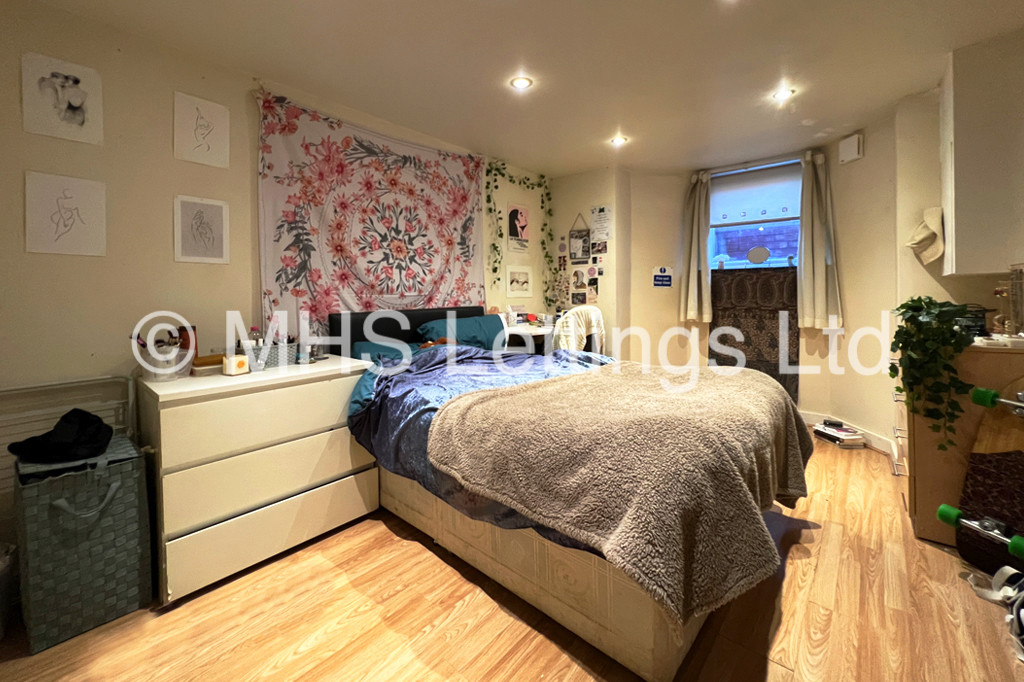 Photo of 5 Bedroom Mid Terraced House in 15 Ashville Avenue, Leeds, LS6 1LX