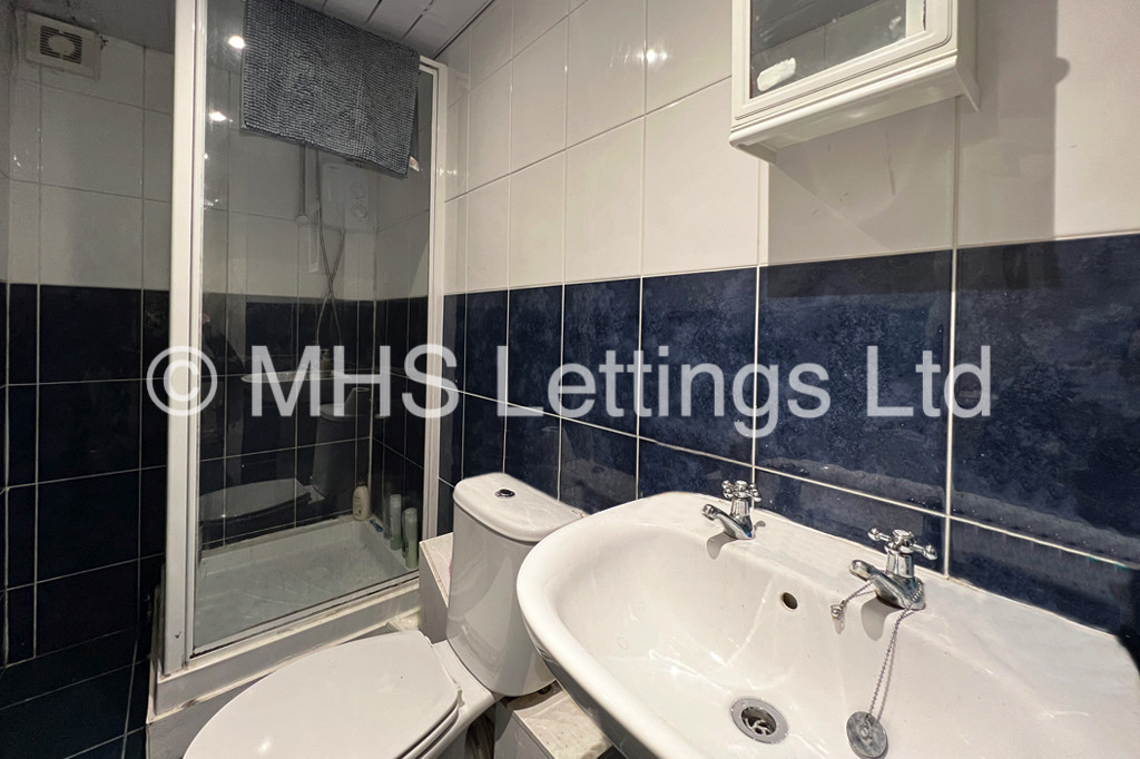 Photo of 5 Bedroom Mid Terraced House in 15 Ashville Avenue, Leeds, LS6 1LX
