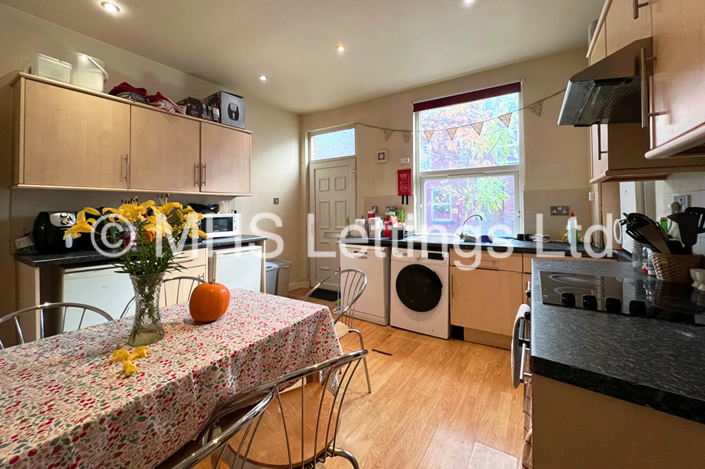 Photo of 5 Bedroom Mid Terraced House in 15 Ashville Avenue, Leeds, LS6 1LX