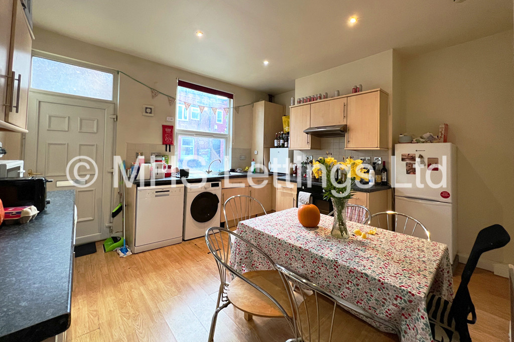 Photo of 5 Bedroom Mid Terraced House in 15 Ashville Avenue, Leeds, LS6 1LX