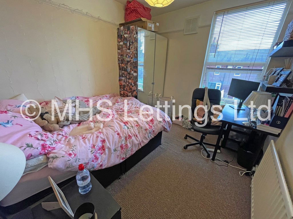 Photo of 5 Bedroom Mid Terraced House in 141 Ash Road, Leeds, LS6 3HD
