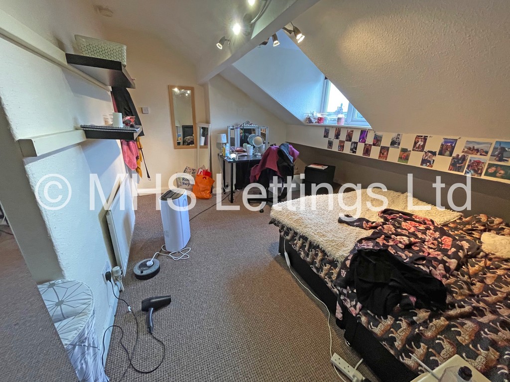 Photo of 5 Bedroom Mid Terraced House in 141 Ash Road, Leeds, LS6 3HD