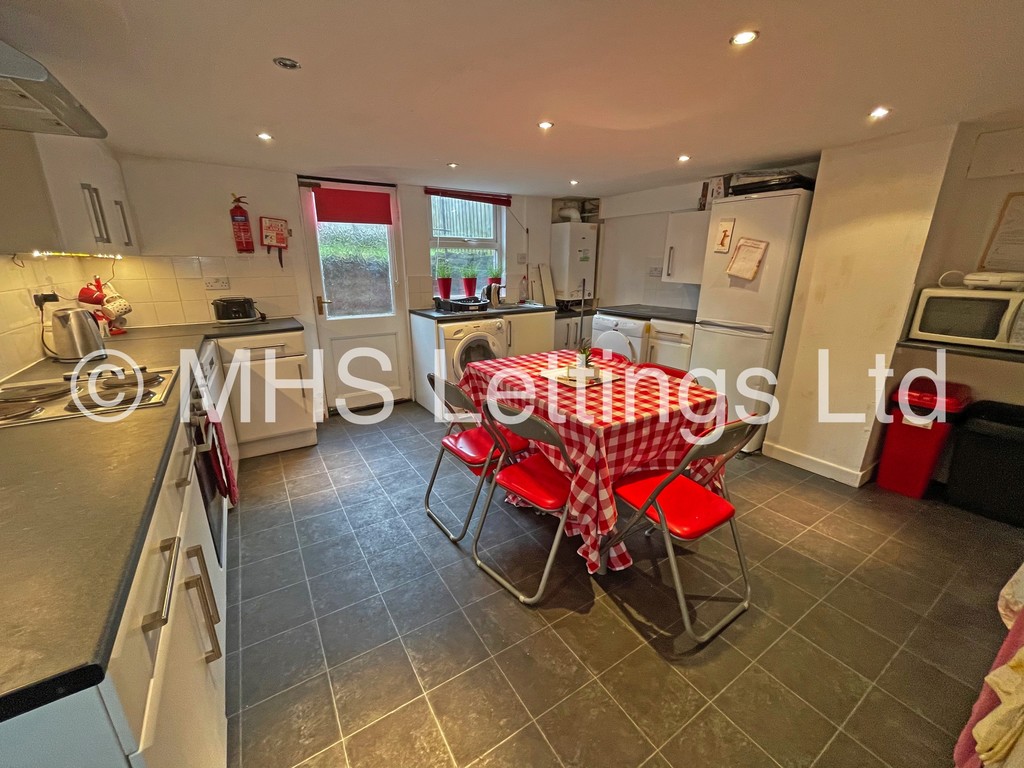 Photo of 5 Bedroom Mid Terraced House in 141 Ash Road, Leeds, LS6 3HD