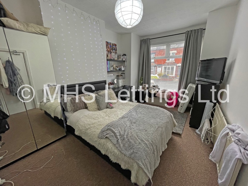 Photo of 5 Bedroom Mid Terraced House in 141 Ash Road, Leeds, LS6 3HD