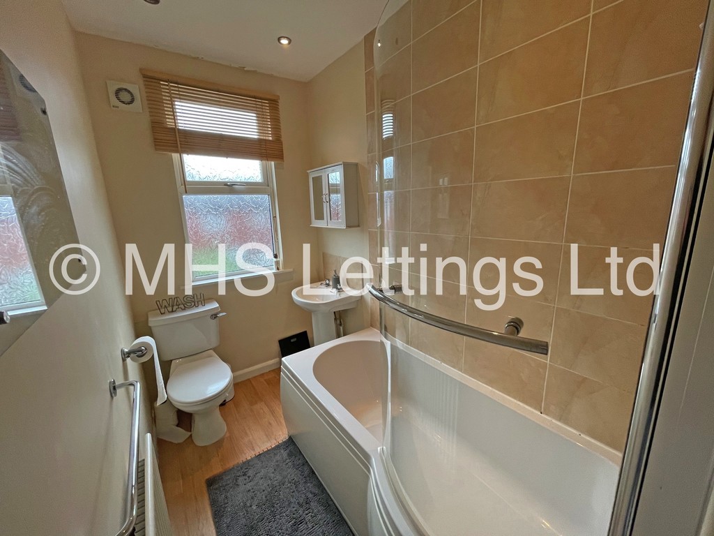Photo of 5 Bedroom Mid Terraced House in 141 Ash Road, Leeds, LS6 3HD
