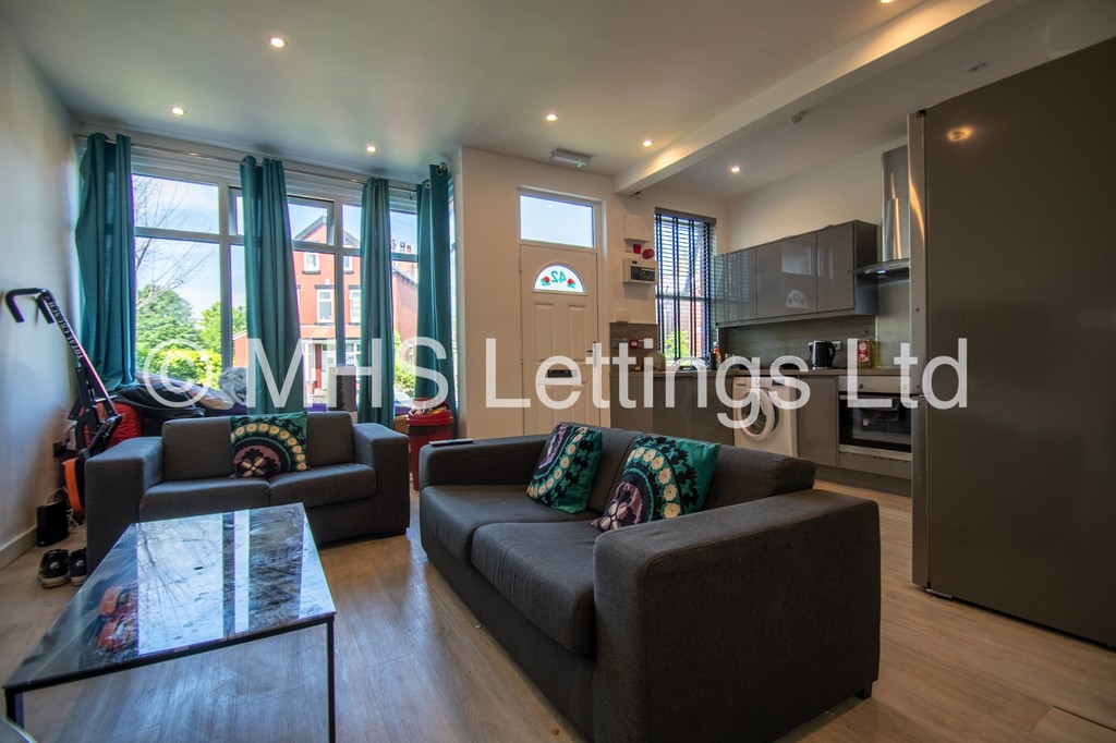 Photo of 4 Bedroom Mid Terraced House in 42 Beechwood Crescent, Leeds, LS4 2LL