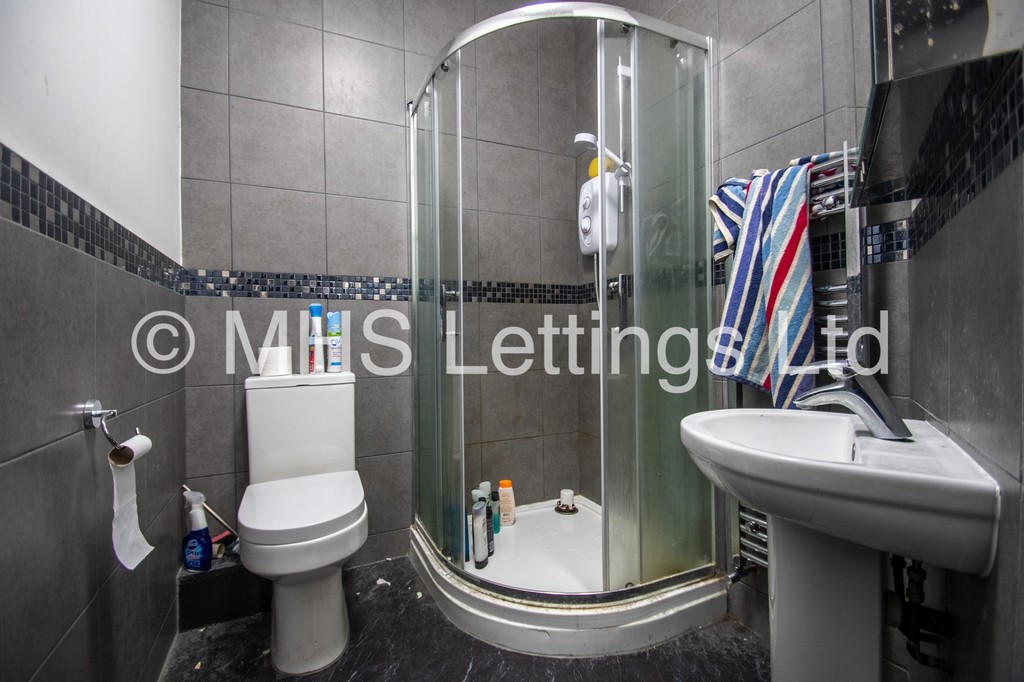 Photo of 4 Bedroom Mid Terraced House in 42 Beechwood Crescent, Leeds, LS4 2LL