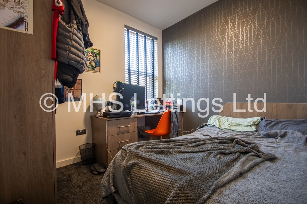 Photo of 4 Bedroom Mid Terraced House in 42 Beechwood Crescent, Leeds, LS4 2LL