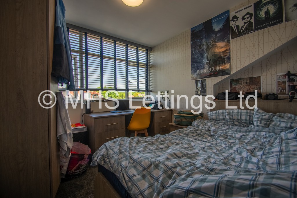 Photo of 4 Bedroom Mid Terraced House in 42 Beechwood Crescent, Leeds, LS4 2LL
