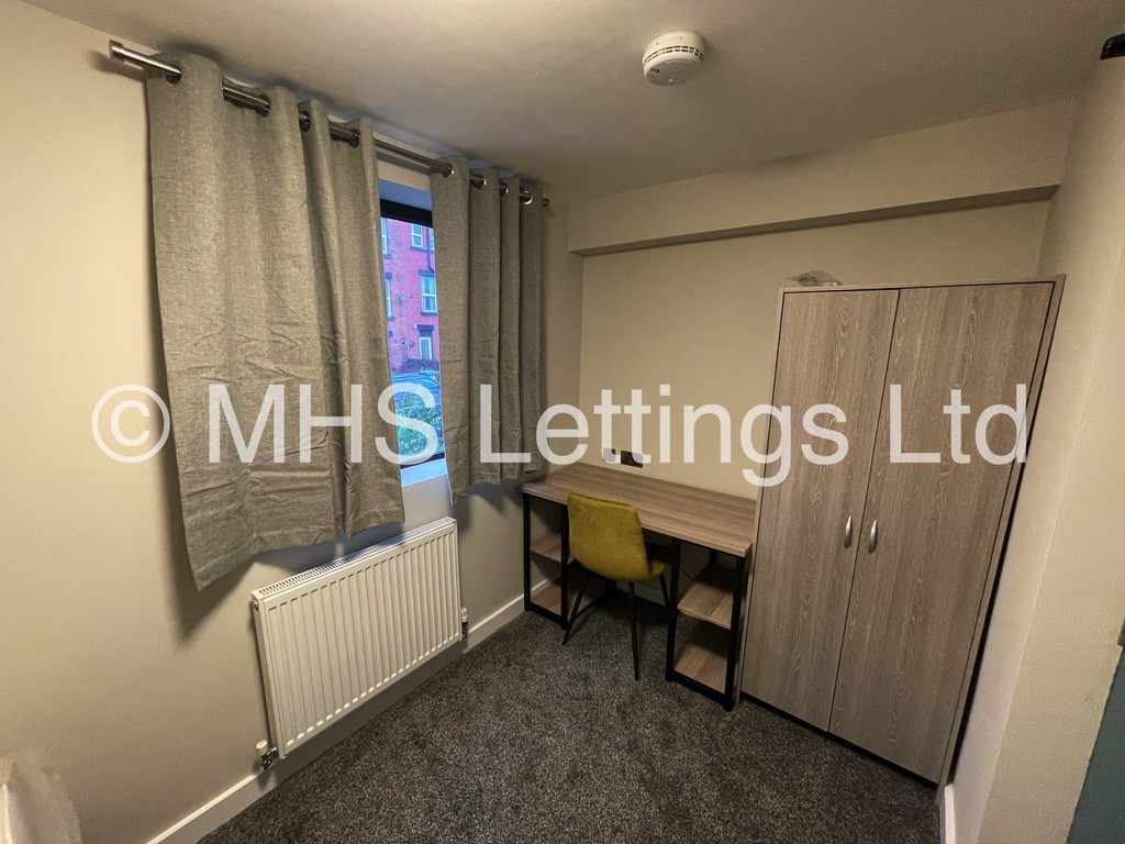 Photo of 3 Bedroom Mid Terraced House in 3 Manor Avenue, Leeds, LS6 1BY