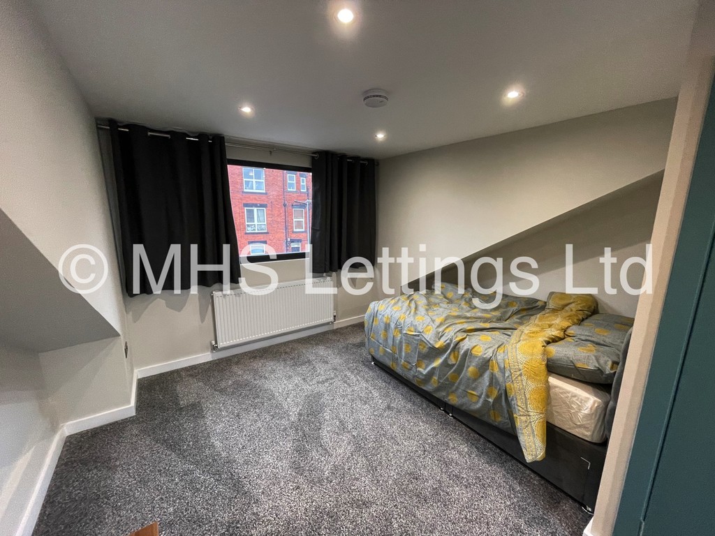 Photo of 3 Bedroom Mid Terraced House in 3 Manor Avenue, Leeds, LS6 1BY