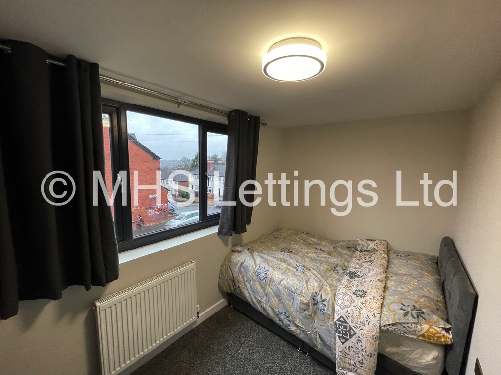 Photo of 3 Bedroom Mid Terraced House in 3 Manor Avenue, Leeds, LS6 1BY