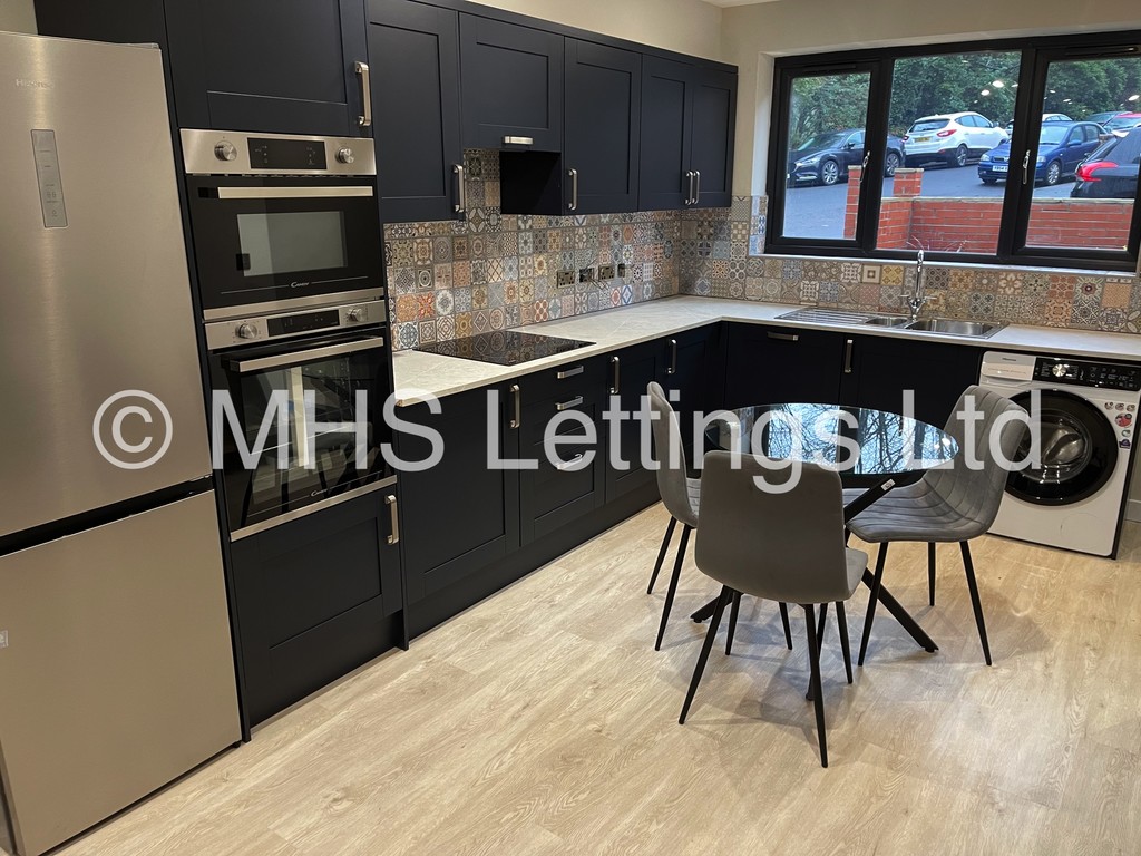 Photo of 3 Bedroom Mid Terraced House in 3 Manor Avenue, Leeds, LS6 1BY