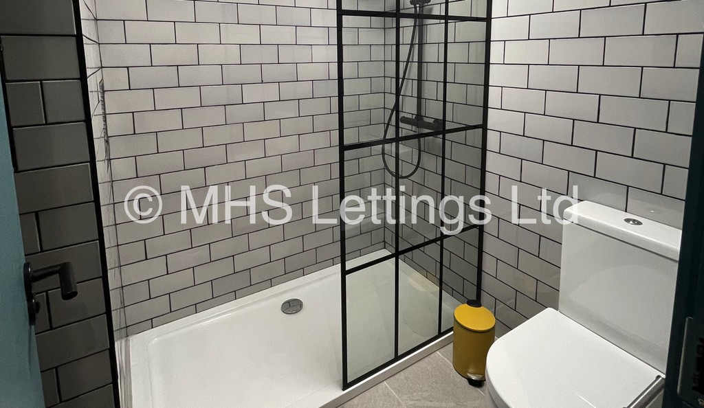 Photo of 3 Bedroom Mid Terraced House in 3 Manor Avenue, Leeds, LS6 1BY