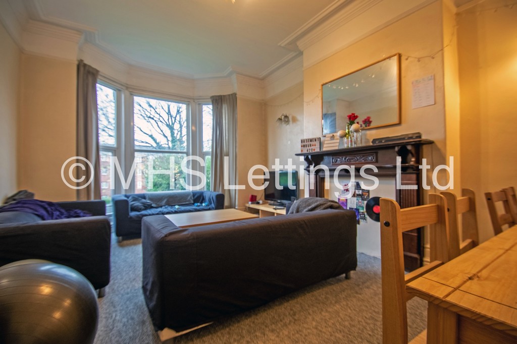 Photo of 6 Bedroom Mid Terraced House in 124 Belle Vue Road, Leeds, LS3 1HF
