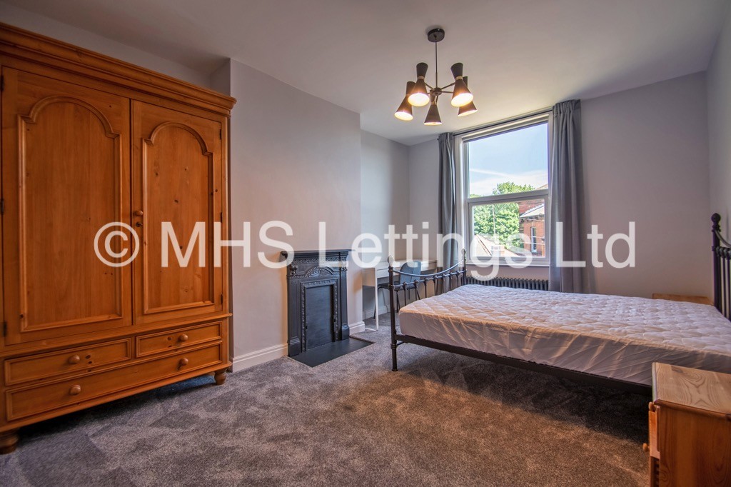 Photo of 2 Bedroom Mid Terraced House in 5 Wetherby Place, Leeds, LS4 2JG