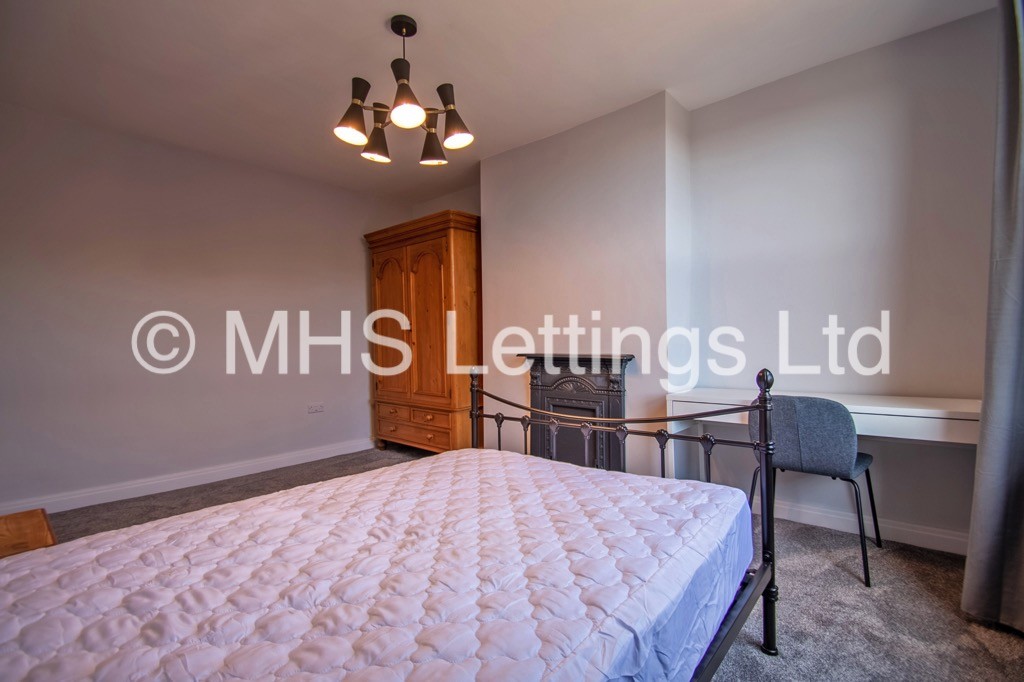 Photo of 2 Bedroom Mid Terraced House in 5 Wetherby Place, Leeds, LS4 2JG