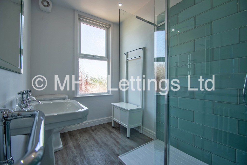 Photo of 2 Bedroom Mid Terraced House in 5 Wetherby Place, Leeds, LS4 2JG