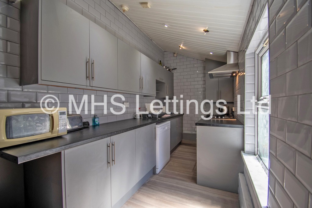 Photo of 7 Bedroom Mid Terraced House in 29 Norwood Road, Leeds, LS6 1DZ