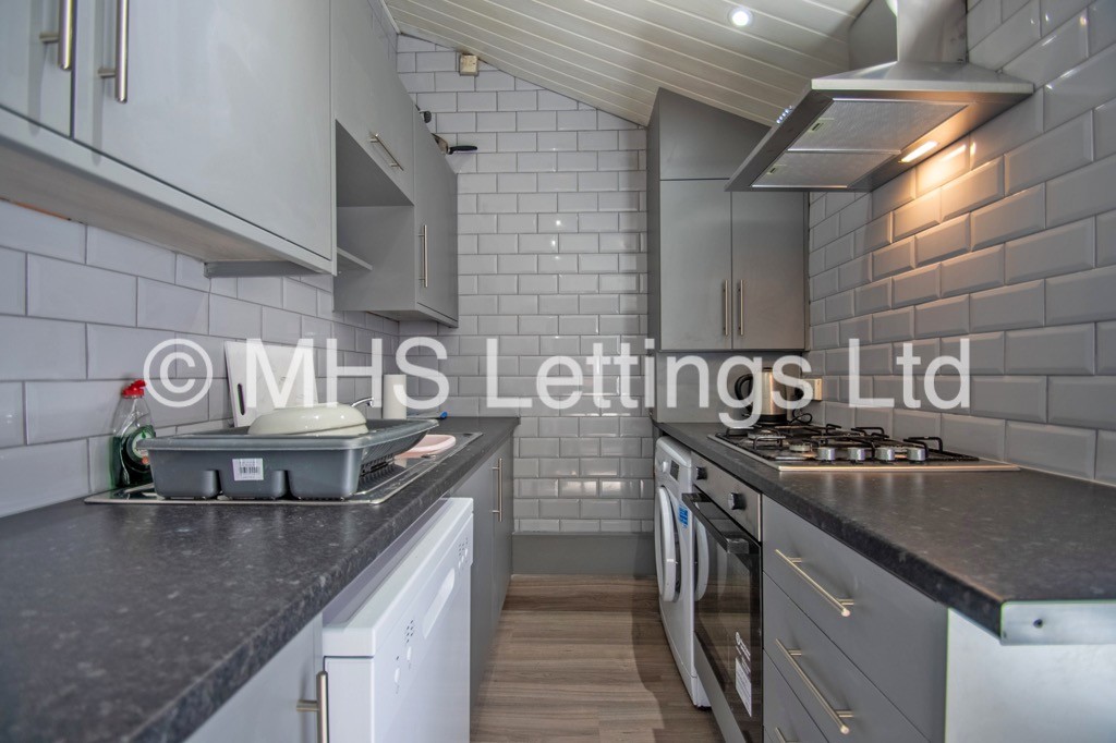 Photo of 7 Bedroom Mid Terraced House in 29 Norwood Road, Leeds, LS6 1DZ