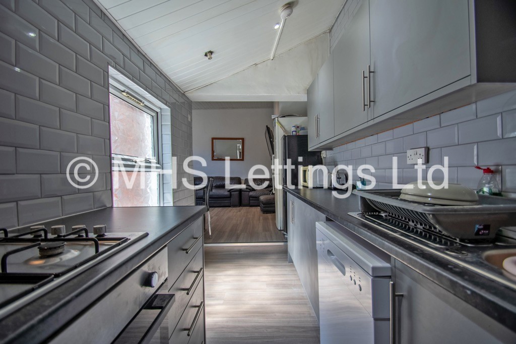 Photo of 7 Bedroom Mid Terraced House in 29 Norwood Road, Leeds, LS6 1DZ