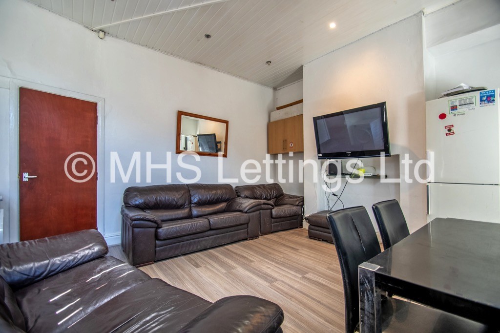 Photo of 7 Bedroom Mid Terraced House in 29 Norwood Road, Leeds, LS6 1DZ