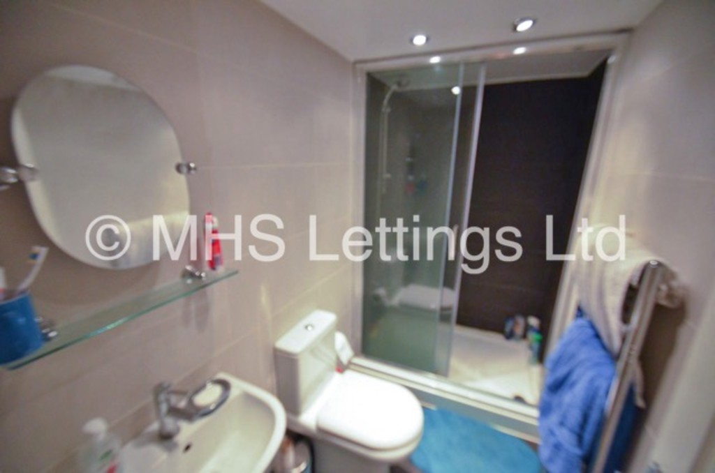 Photo of 7 Bedroom Mid Terraced House in 29 Norwood Road, Leeds, LS6 1DZ