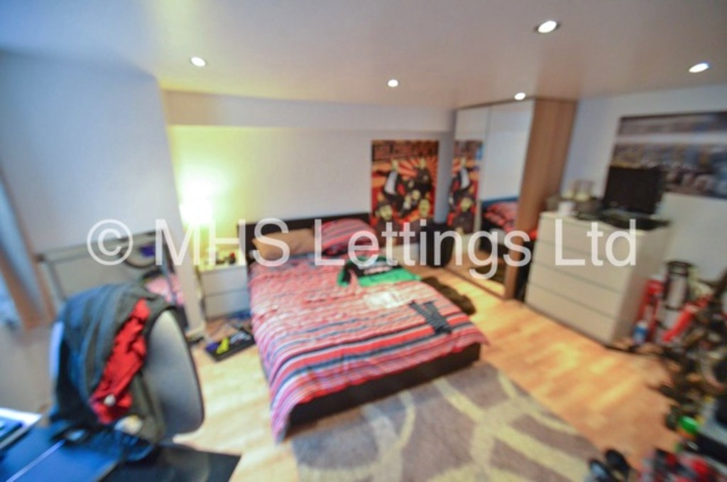 Photo of 7 Bedroom Mid Terraced House in 29 Norwood Road, Leeds, LS6 1DZ