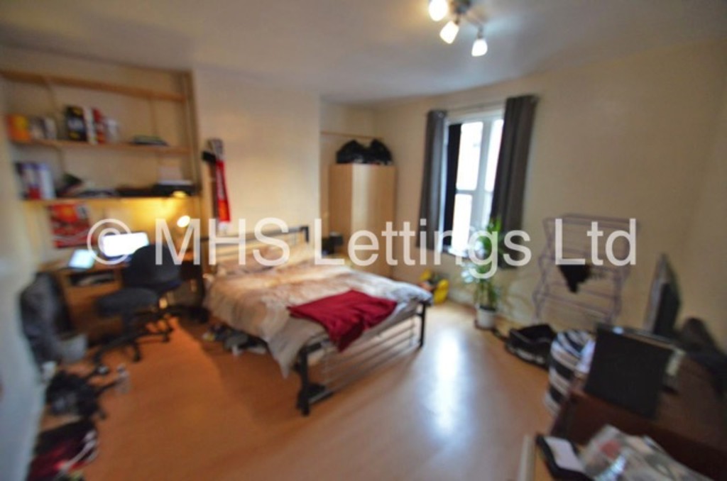 Photo of 7 Bedroom Mid Terraced House in 29 Norwood Road, Leeds, LS6 1DZ