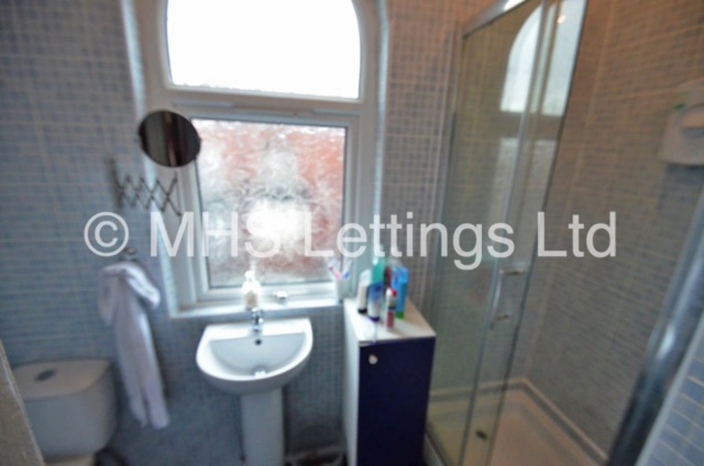 Photo of 7 Bedroom Mid Terraced House in 29 Norwood Road, Leeds, LS6 1DZ